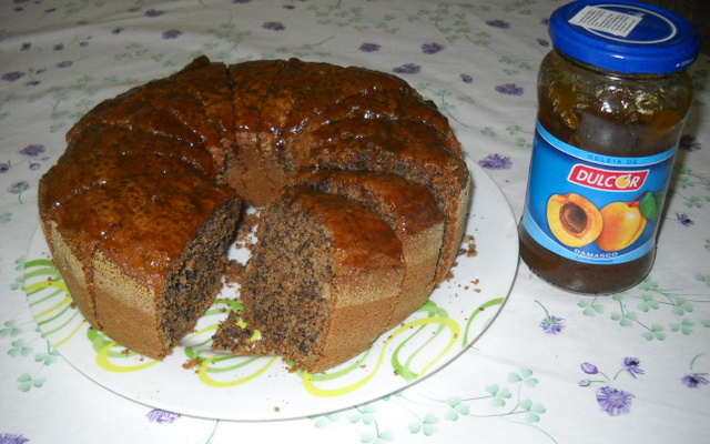 Bolo de Nozes com cobertura de geleia de damasco