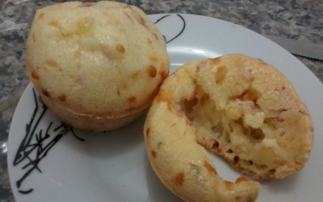 Pão de queijo de liquidificador com calabresa