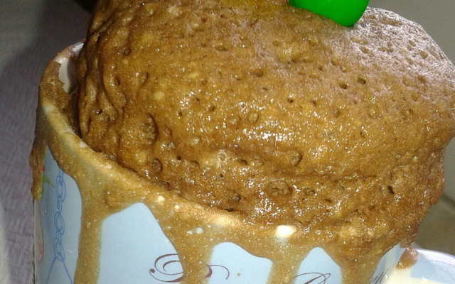 Bolo simples de caneca de micro-ondas