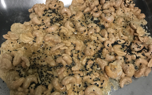 Castanha de caju caramelada