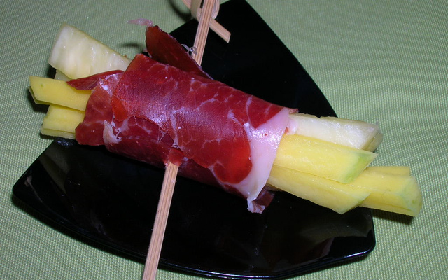 Enrolado de jamon, abacaxi e manga
