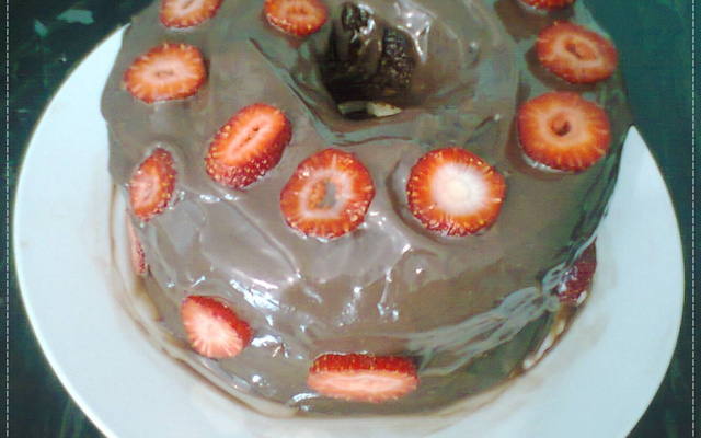 Bolo de chocolate e calda de chocolate