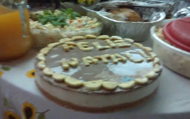 Cheesecake de banana com calda de chocolate