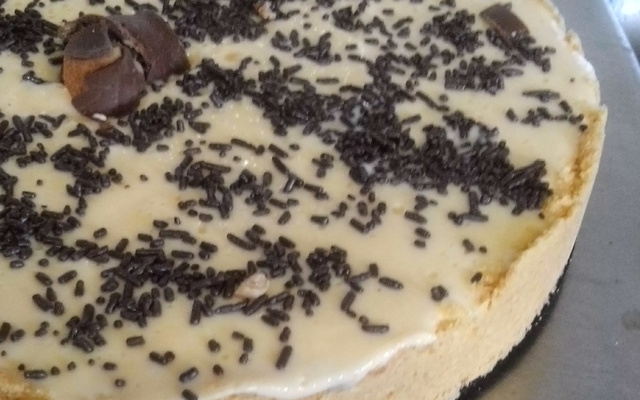 Torta de maracujá com chocolate meio amargo e branco