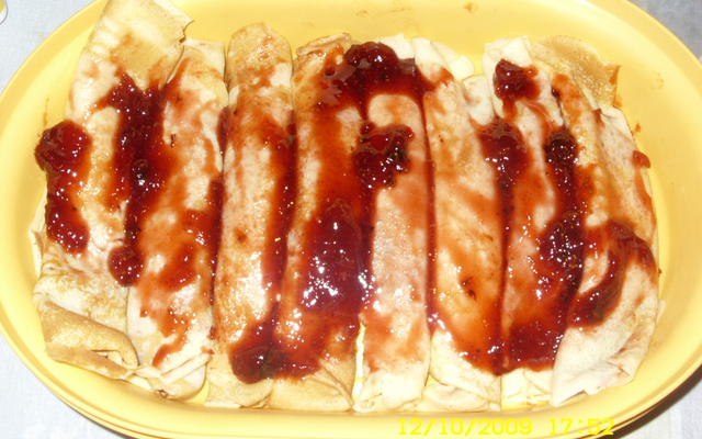 Panqueca doce com recheio e calda de morangos