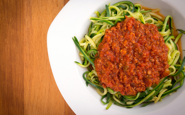 Espaguete de abobrinha à bolonhesa