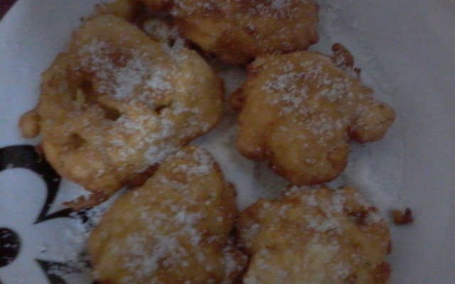 Bolinho de chuva com bananas