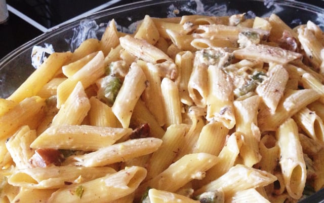 Macarrão com abobrinha, bacon e creme de leite