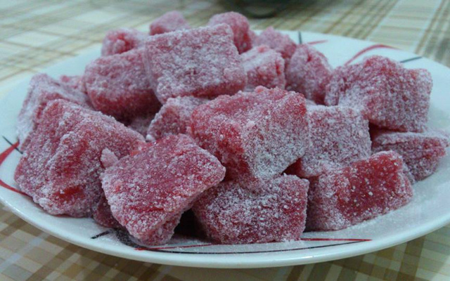 Doce de banana com gelatina de morango