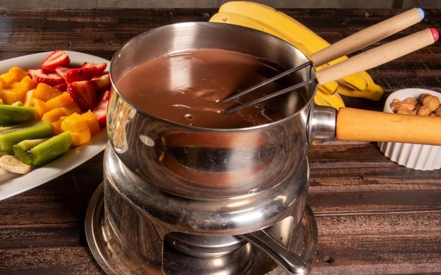Fondue de chocolate acompanhado por frutas variadas