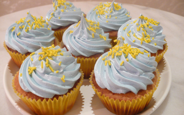 Cupcakes de laranja com glacê de calda de frutas