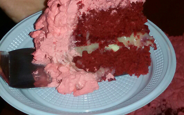 Bolo red velvet com nozes