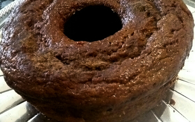 Bolo de banana com uvas passas