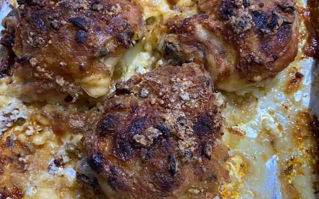 Sobrecoxas assadas com creme de cebola