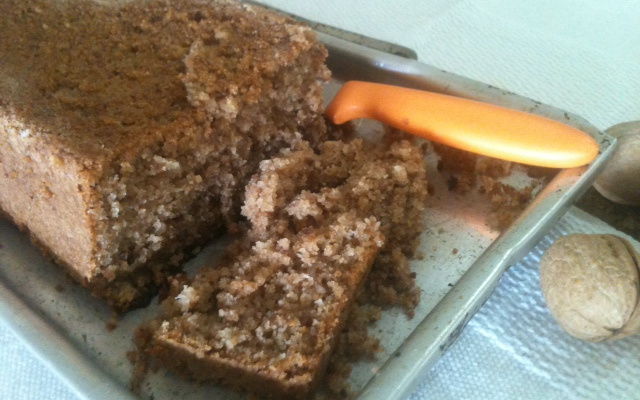 Bolo saudável com nozes e mel