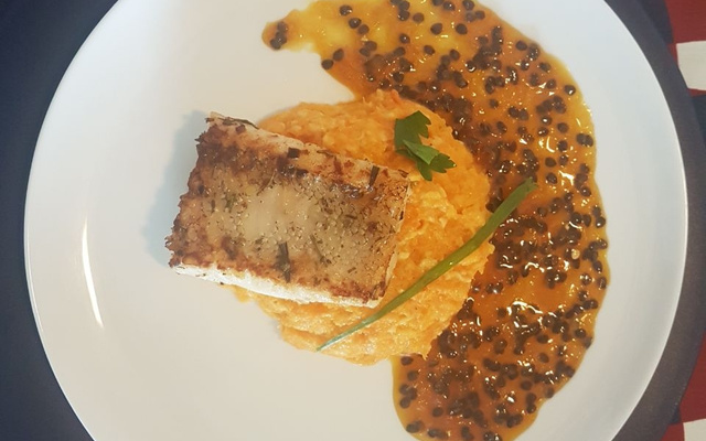 Filé de peixe com molho de maracujá e purê de abóbora