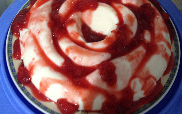 Flan de iogurte com calda de morango