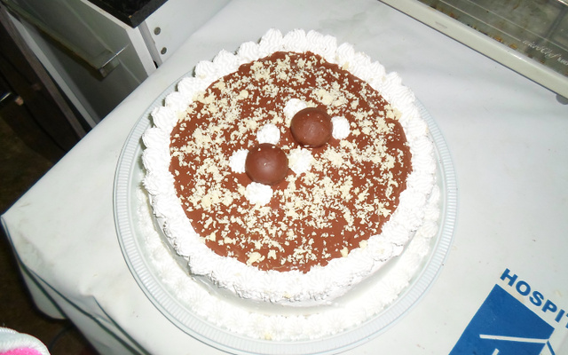 Bolo mousse de chocolate preto e branco com bombom