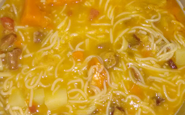 Sopa fácil de jabá (charque)