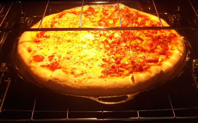 Massa de pizza com borda recheada