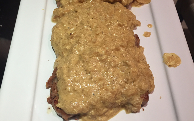 Costeletas de porco com molho de mostarda