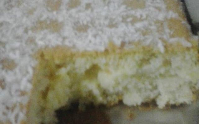 Bolo com recheio de creme de abacaxi com coco ralado