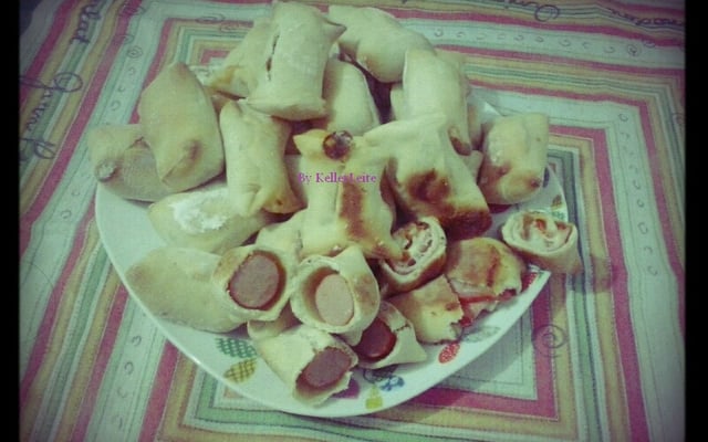 Enroladinho de salsicha na máquina de pão