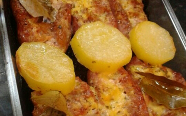 Linguiças recheadas e assadas com batatas