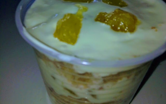 Bolo de pote de baunilha com recheio de leite em pó trufado com abacaxi