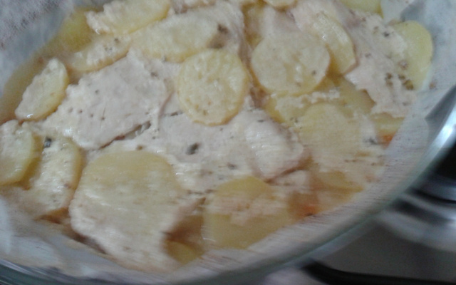 Batatas gratinadas com peito de frango