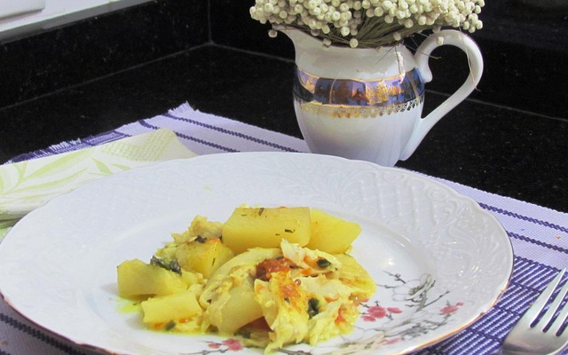 Linguado ao forno com batatas e alho