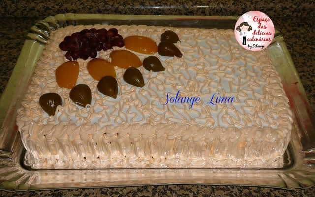 Bolo creme com pêssegos, cobertura de marshmallow e frutas