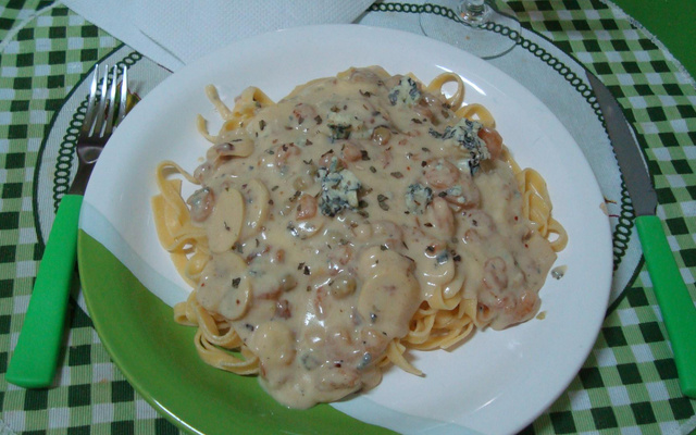 Macarrão ao molho de camarão com queijo