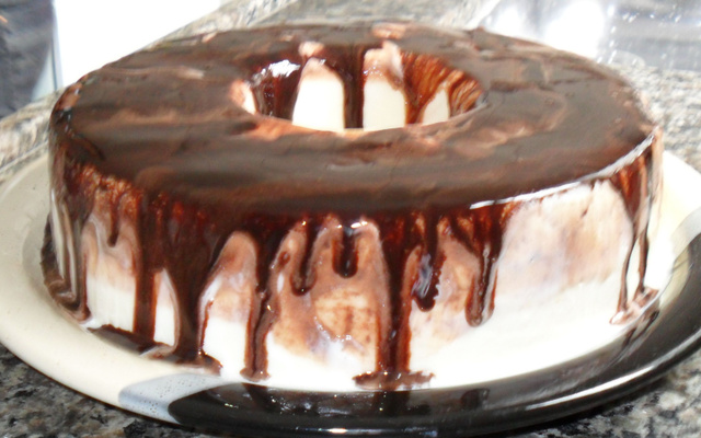 Bolo e sorvete de coco