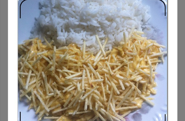 Frango cremoso com batata palha