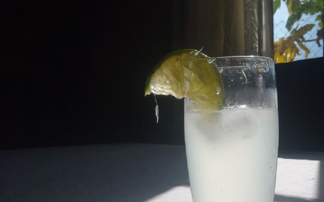 Limonada servida em copo com rodela de limão