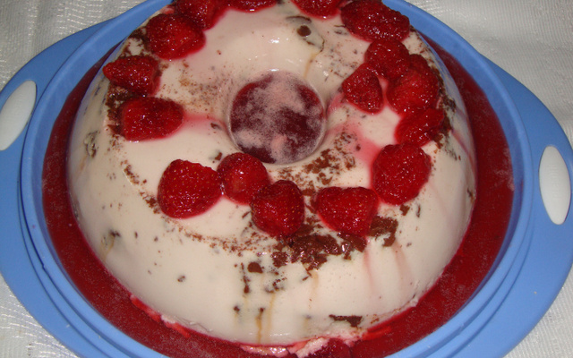 Gelado de morango com calda de morango
