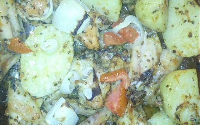 Frango com batatas no forno simples