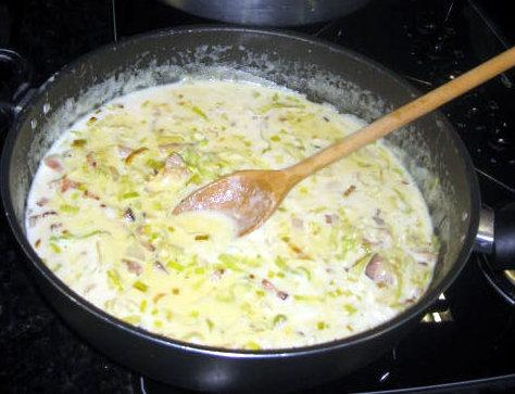 Nhoque de mandioquinha salsa com molho de alho poró