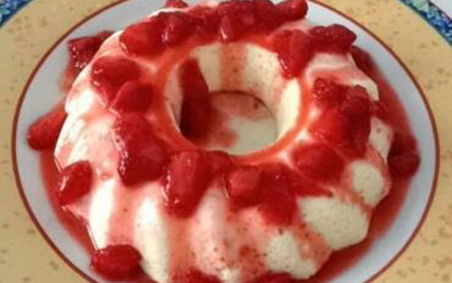 Pudim de iogurte com calda de morango