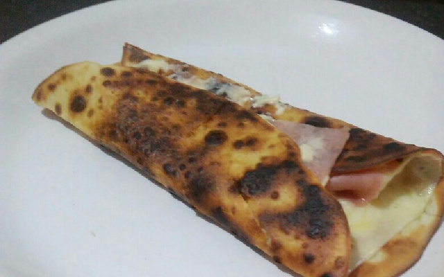 Panqueca de frios com molho branco