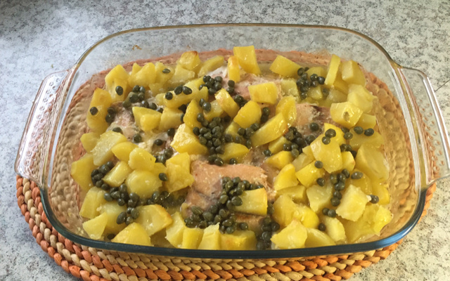 Salmão ao forno com molho de manteiga com alcaparras