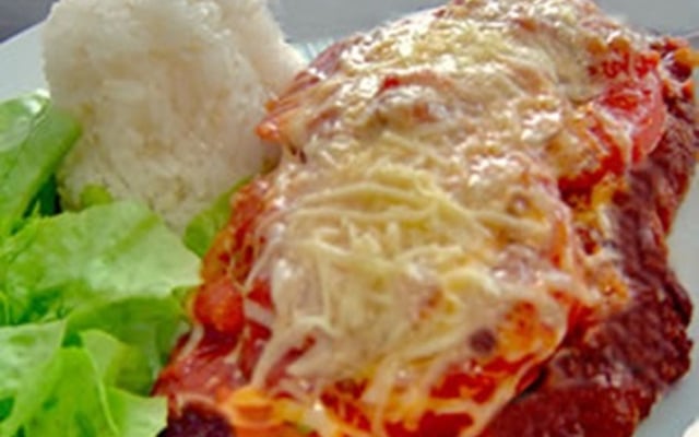 Filé de frango à parmegiana