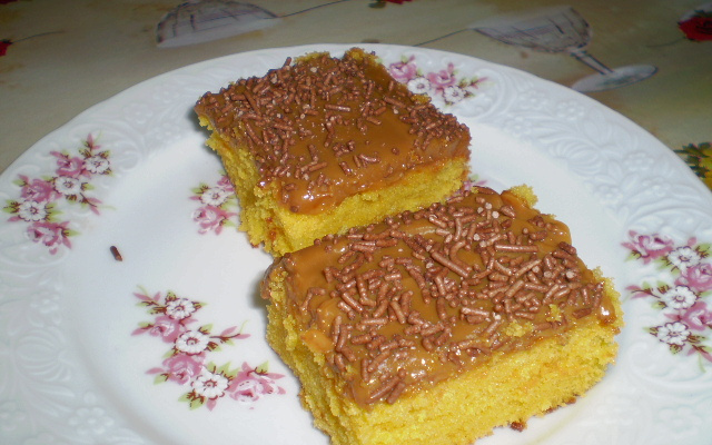 Bolo de cenoura com cobertura de doce de leite