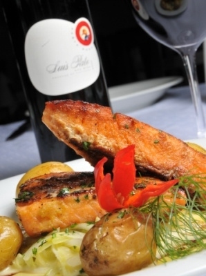 Salmão grelhado sob fondue de alho poró