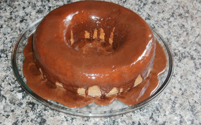 Bolo de cenoura com cobertura de chocolate