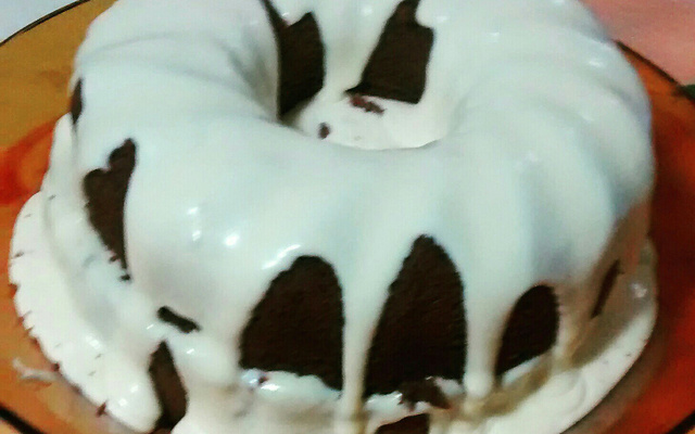 Bolo de chocolate de microondas com calda de falso brigadeiro