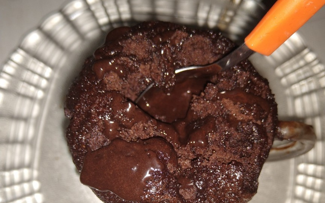 Bolo de caneca de chocolate de micro-ondas