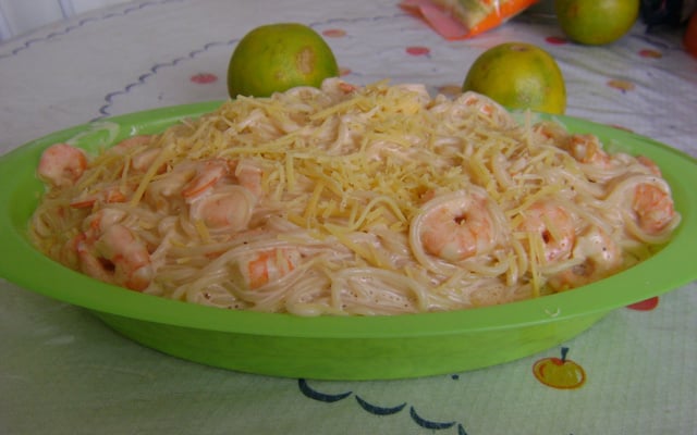 Espaguete de camarão e requeijão fácil da Luciana