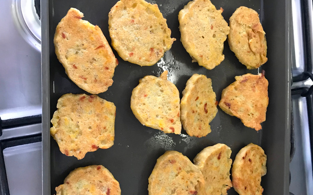 Bolinhos de banana da terra com queijo e assados do Lúcio Cezar